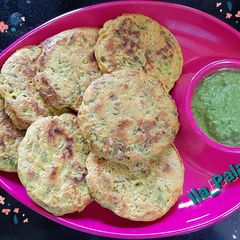 A picture of Jowar Methi Lasooni Mini Chilla.