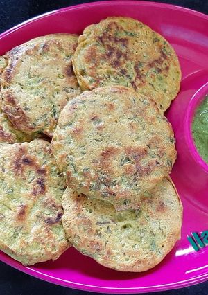A picture of Jowar Methi Lasooni Mini Chilla.