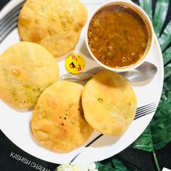 Khasta Kachori with Aloo ki sabji (Green peas stuffed patties) A picture of Khasta Kachori with Aloo ki sabji (Green peas stuffed patties).