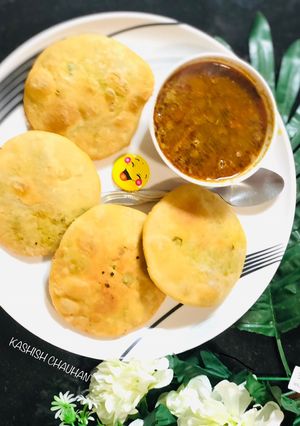 A picture of Khasta Kachori with Aloo ki sabji (Green peas stuffed patties).