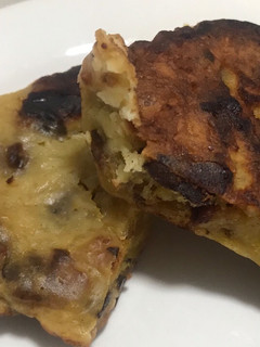 Una foto de Torta de plátano maduro en sartén