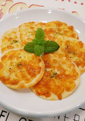 水餃皮「迷你起士薄餅」酥酥脆脆好涮嘴！！ 的食譜成品照片