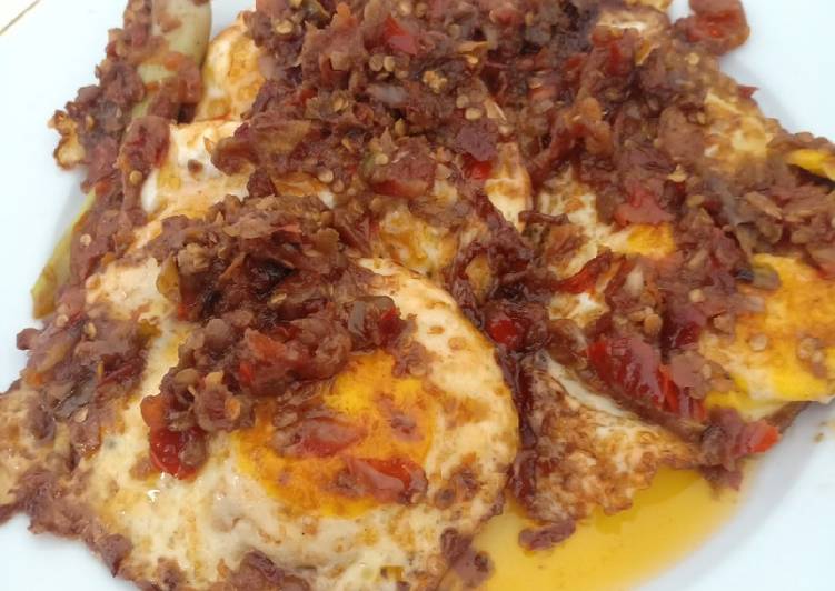 Bagaimana Menyiapkan Telur Mata Sapi (Ceplok) masak sambal terasi 🍳, Lezat