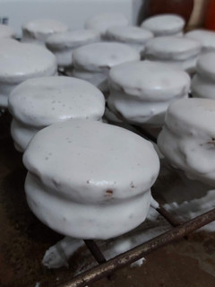 Una foto de Alfajores glaseados