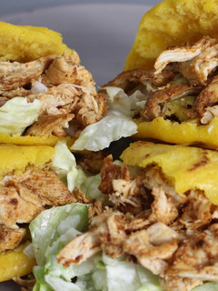 Una foto de Arepas de pollo aderezado estilo peruano