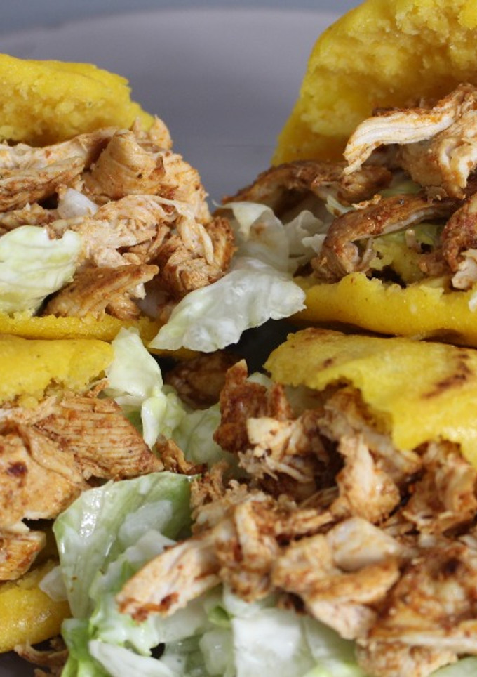 Una foto de Arepas de pollo aderezado estilo peruano