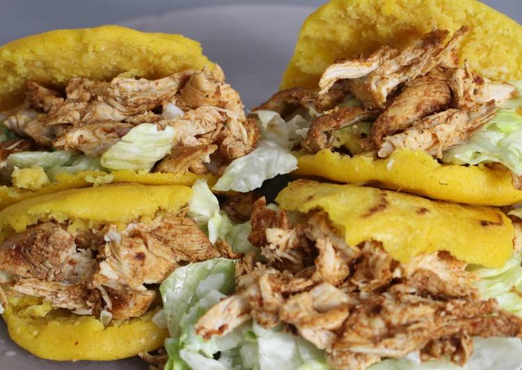 Arepas de pollo aderezado estilo peruano