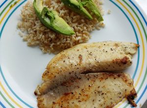 Una foto de Filete de pescado al limón con pimienta