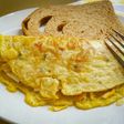Tortilla de perico relleno con pollo desmechado y queso