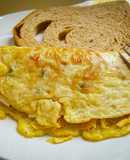 Tortilla de perico relleno con pollo desmechado y queso