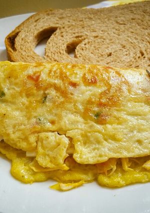 Una foto de Tortilla de perico relleno con pollo desmechado y queso