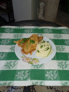 Una foto de Posta depescado con puré de papas