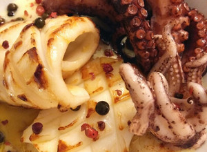 Foto di Calamari grigliati, polpo doppia cottura su crema di patate