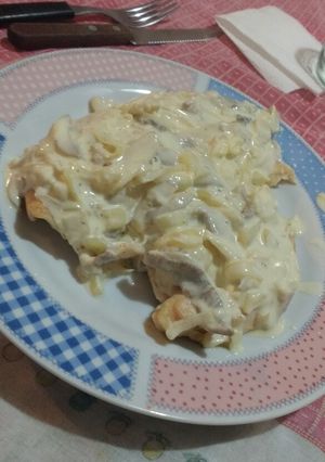 Una foto de Pollo con salsa y champiñones