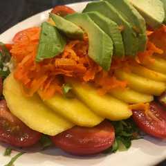 Una foto de Ensalada tropical o agridulce