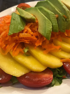 Una foto de Ensalada tropical o agridulce