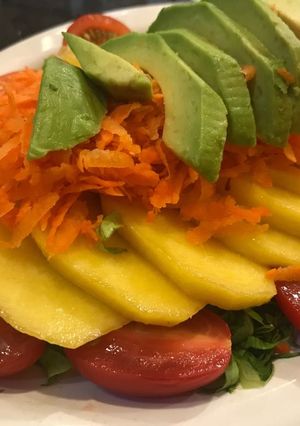 Una foto de Ensalada tropical o agridulce