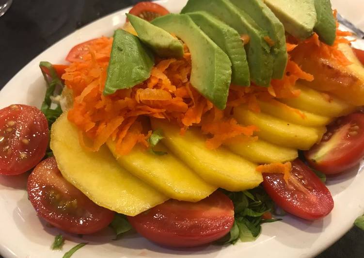 Ensalada tropical o agridulce