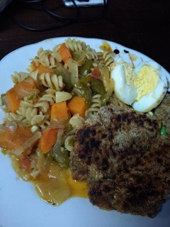 Una foto de Pasta con vegetales salteados. Saludable