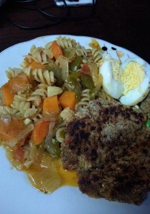 Una foto de Pasta con vegetales salteados. Saludable