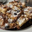 Budincă de cozonac/ panettone/ pandișpan cu struguri și zahar pudră