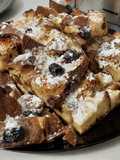 Budincă de cozonac/ panettone/ pandișpan cu struguri și zahar pudră