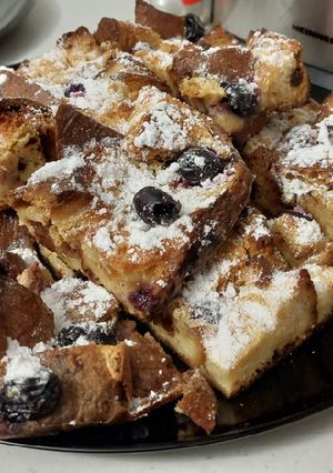 O poză a rețetei Budincă de cozonac/ panettone/ pandișpan cu struguri și zahar pudră.