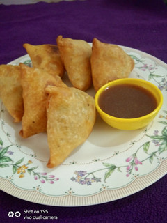 સમોસા(Samosa recipe in Gujarati) રેસીપી મુખ્ય ફોટો
