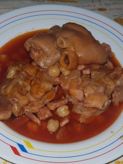Una foto de Manitas de cerdo con garbanzos (en olla rápida)