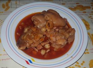 Una foto de Manitas de cerdo con garbanzos (en olla rápida)