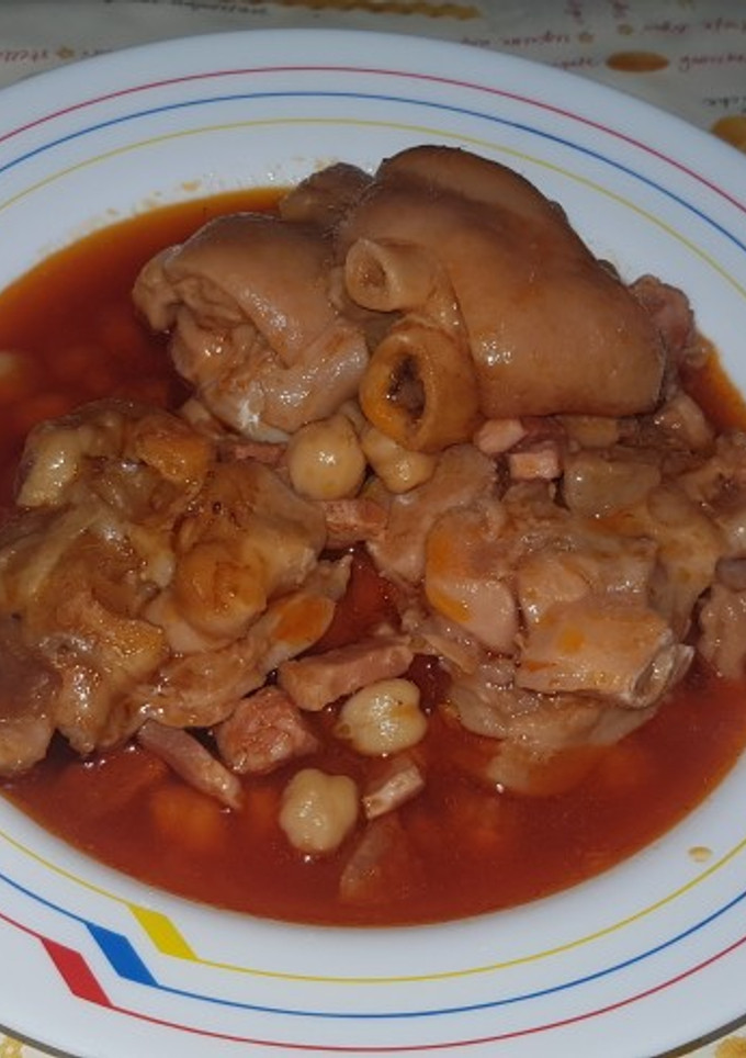 Una foto de Manitas de cerdo con garbanzos (en olla rápida)