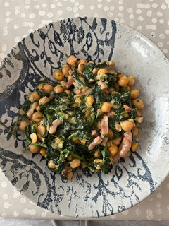 Una foto de Garbanzos con espinacas y bacon