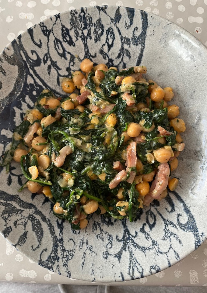 Una foto de Garbanzos con espinacas y bacon