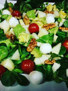 Una foto de Canónigos con mozzarella, pera, cherrys y nueces - díet