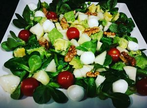 Foto principal de Canónigos con mozzarella, pera, cherrys y nueces - díet