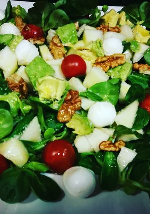 Una foto de Canónigos con mozzarella, pera, cherrys y nueces - díet