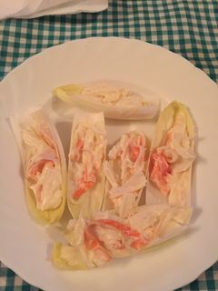 Una foto de Endivias con palitos de cangrejo y aderezo (Sencillo)