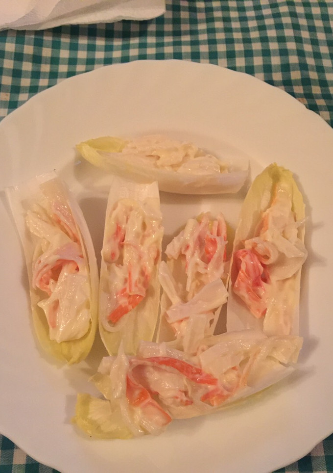 Una foto de Endivias con palitos de cangrejo y aderezo (Sencillo)