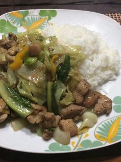 Una foto de Chop suey puerco y pollo