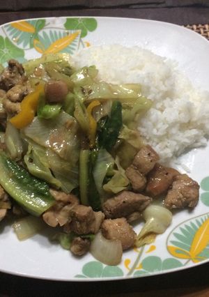 Una foto de Chop suey puerco y pollo
