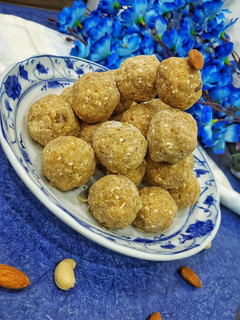गोंद ड्राई फ्रूट्स लड्डू(Gond dry fruit laddu recipe in Hindi) रेसिपी मुख्य फोटो