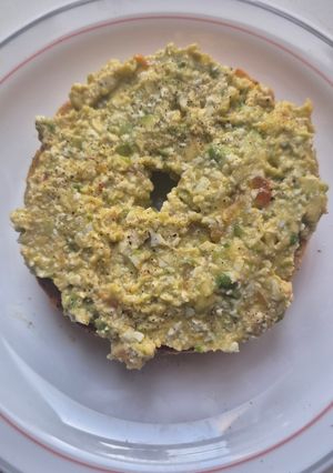 Una foto de Bagel de Queso cottage, aguacate y huevo duro