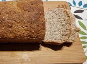 Una foto de pan de centeno y semilla