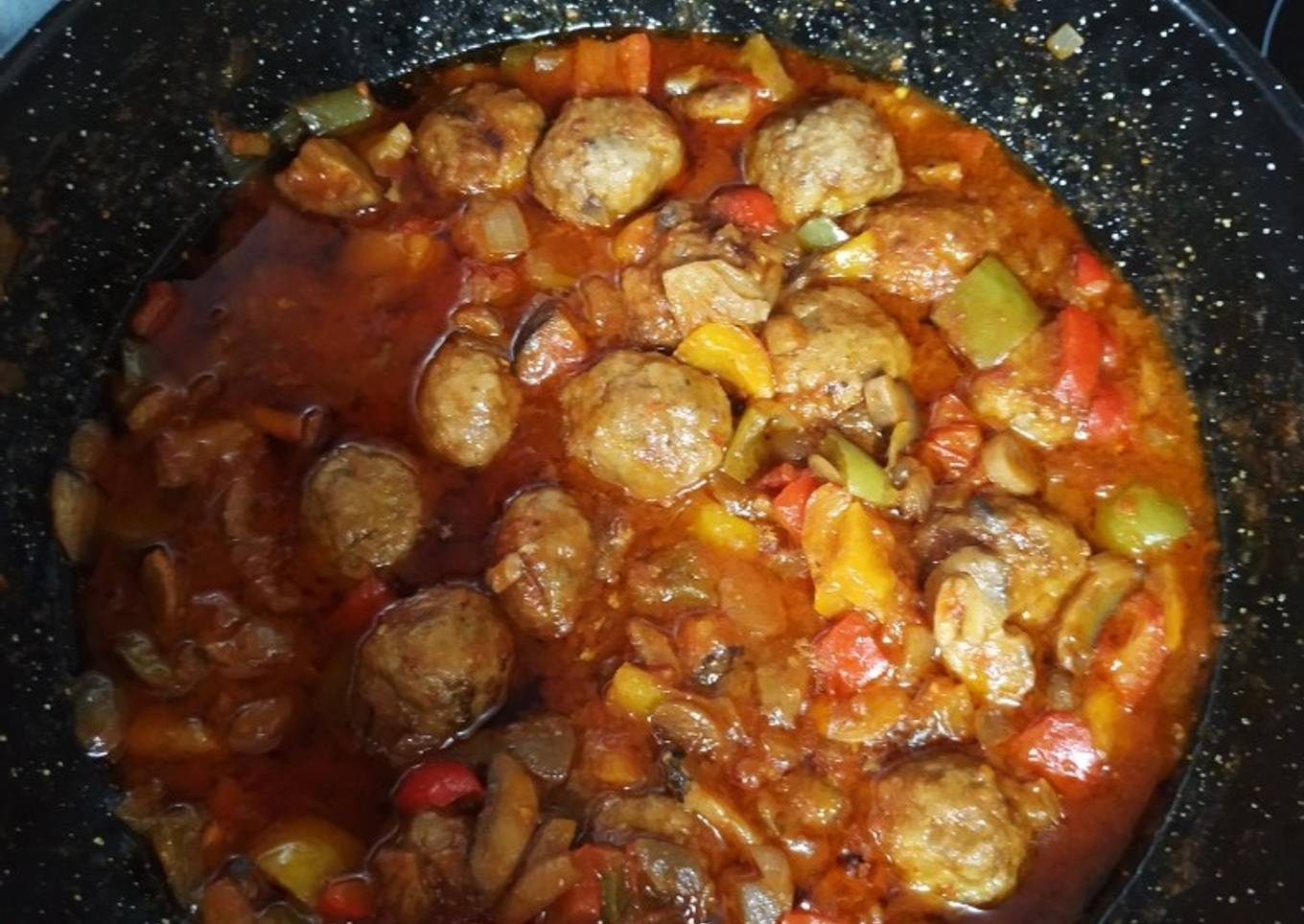Albóndigas de carne, con pisto y setas