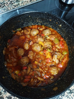 Una foto de Albóndigas de carne, con pisto y setas