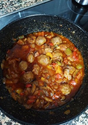 Una foto de Albóndigas de carne, con pisto y setas