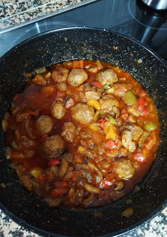Una foto de Albóndigas de carne, con pisto y setas