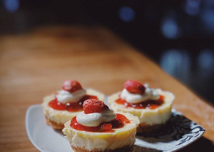 Bagaimana Menyiapkan Mini Strawberry Cheesecake Tart, Lezat