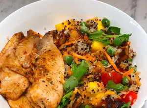 Una foto de Tilapia con ensalada de mango 🥭 y quinoa