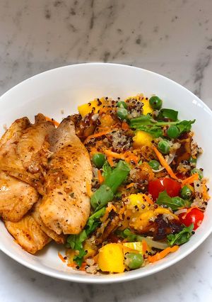 Una foto de Tilapia con ensalada de mango 🥭 y quinoa